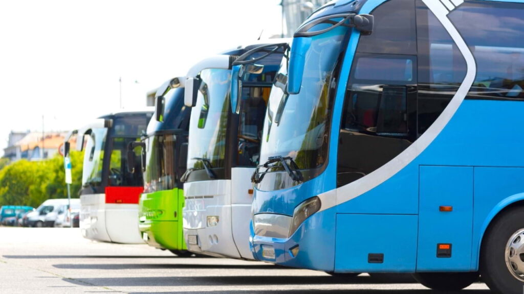 imagem de ônibus com com sistema de monitoramento veicular